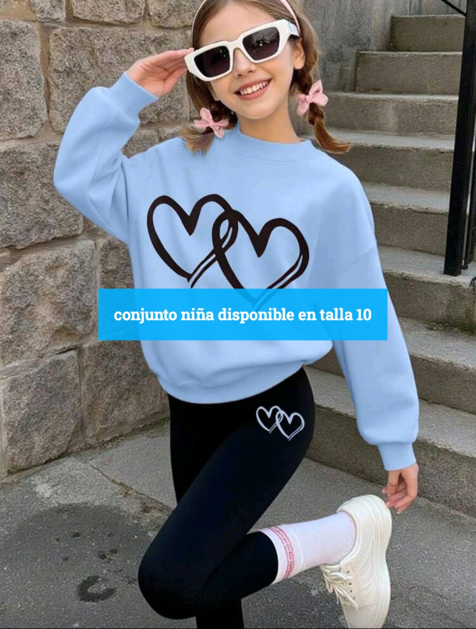 Color: Azul cielo  Diseño: Dos corazones entrelazados en color negro.  Estilo: Casual, cómodo y abrigador.