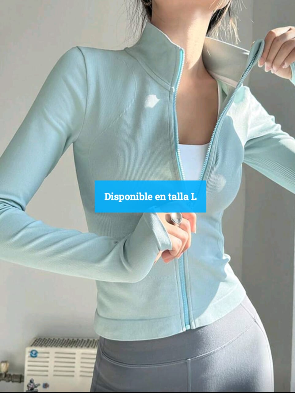 Color: Verde menta claro  Talla: L  Diseño:  Cierre frontal completo  Corte ajustado que estiliza la figura  Cuello alto tipo sport  Abertura para el pulgar en las mangas  Tela: Suave, ligera, elástica y muy cómoda  Estilo: Deportivo–casual, ideal pa