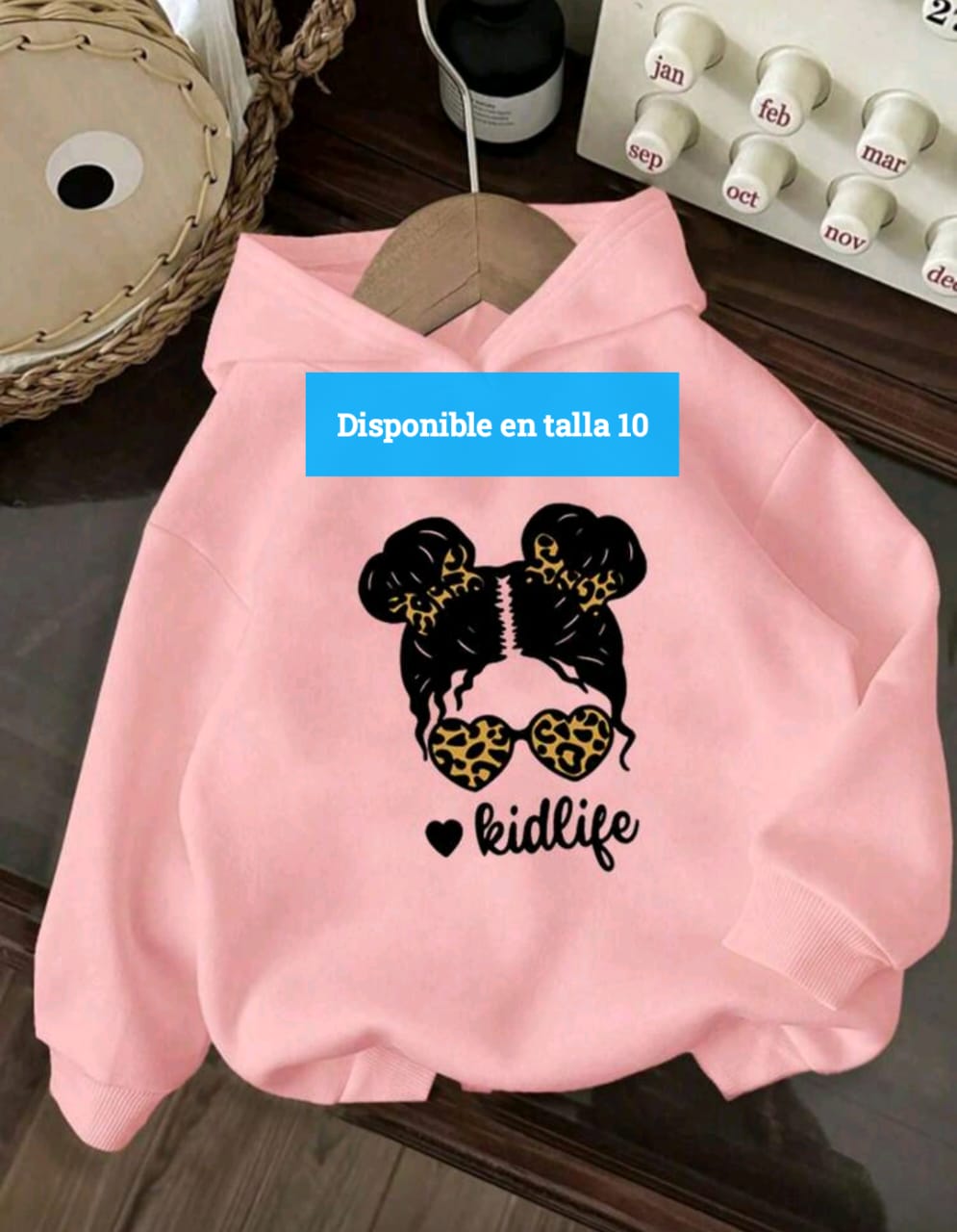 Talla disponible  Talla 10  Perfecta para niñas de aproximadamente 8 a 10 años, dependiendo de la complexión. Color: Rosa pastel  Diseño:  Ilustración de una niña con moños y lentes estilo “animal print”  Texto decorativo: “kidlife” con un corazón  T