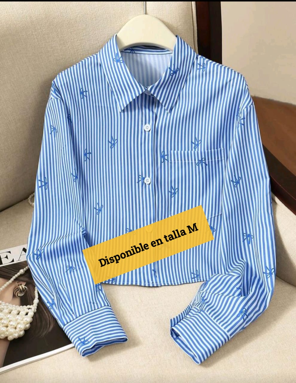 Color: Azul con blanco  Talla: M  Diseño:  Rayas verticales en azul y blanco  Mini estampado de figuras en azul (tipo pajaritos)  Bolsillo frontal  Botonadura en tono blanco  Corte: Recto, estilo camisa clásica  Mangas: Largas con puño  Tela: Fresca,